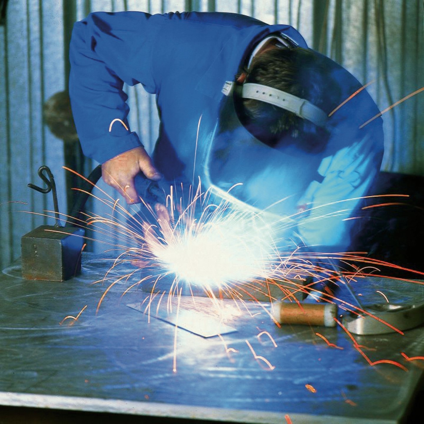 EQUERRE MAGNETIQUE AVEC INTERRUPTEUR SWITCH - MOB OUTILLAGE - 0046000000