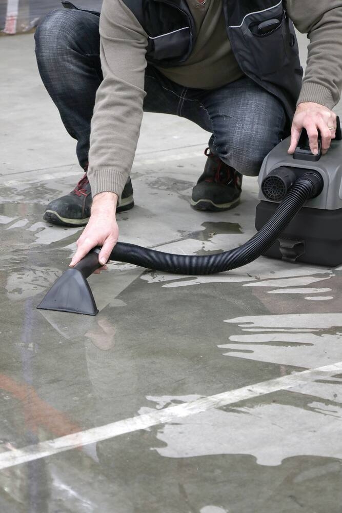 Aspirateur eau et poussière 7,5L 150W sur batterie 20V 2Ah SCHNEIDER - 50000