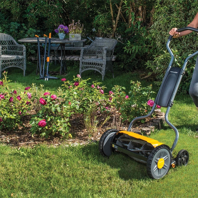 Tondeuse à main FISKARS Staysharp hauteur de coupe 10 cm 1015649