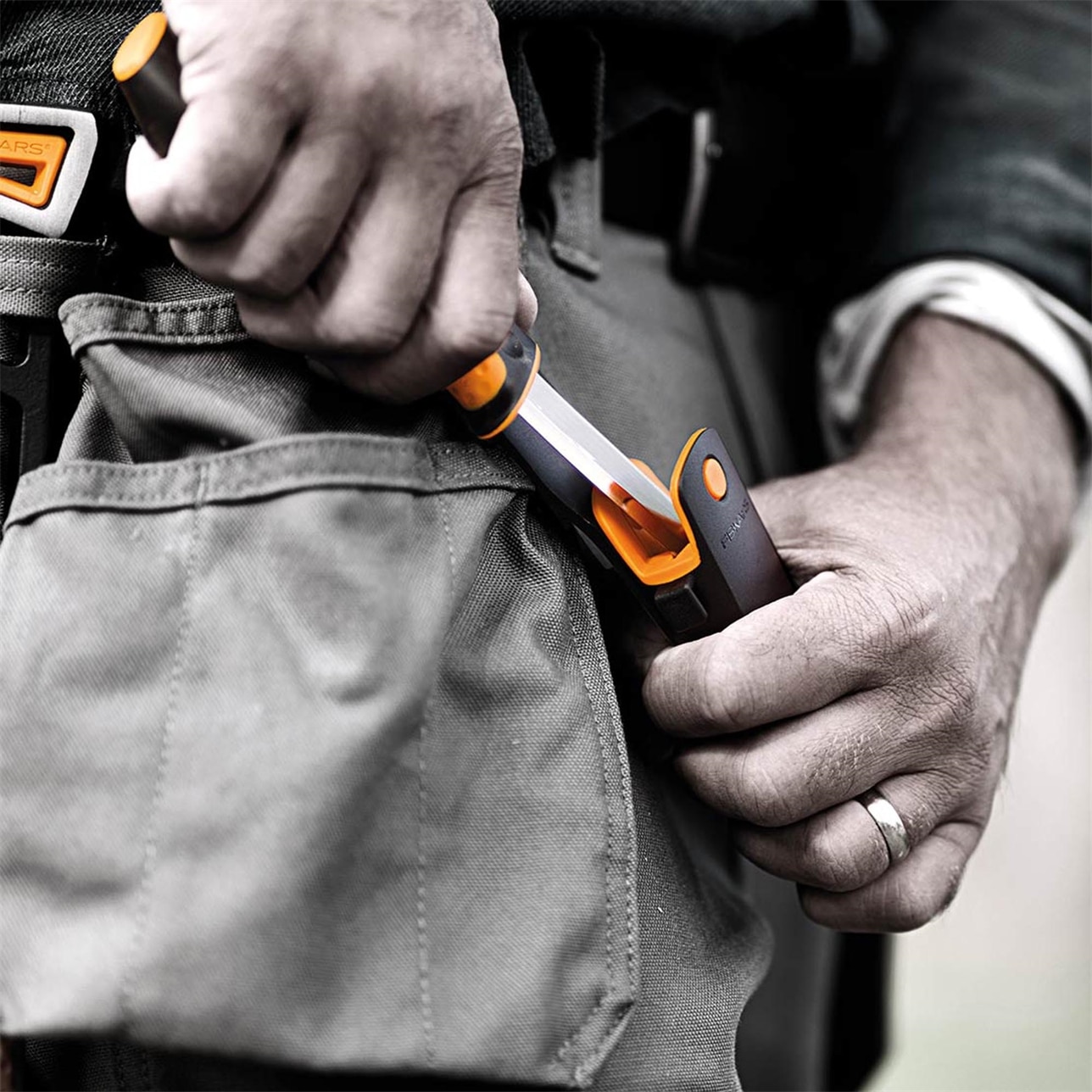 Couteau bricolage multi-usages  Fourreau avec aiguiseur intégré - surface de frappe  FISKARS - 1023618