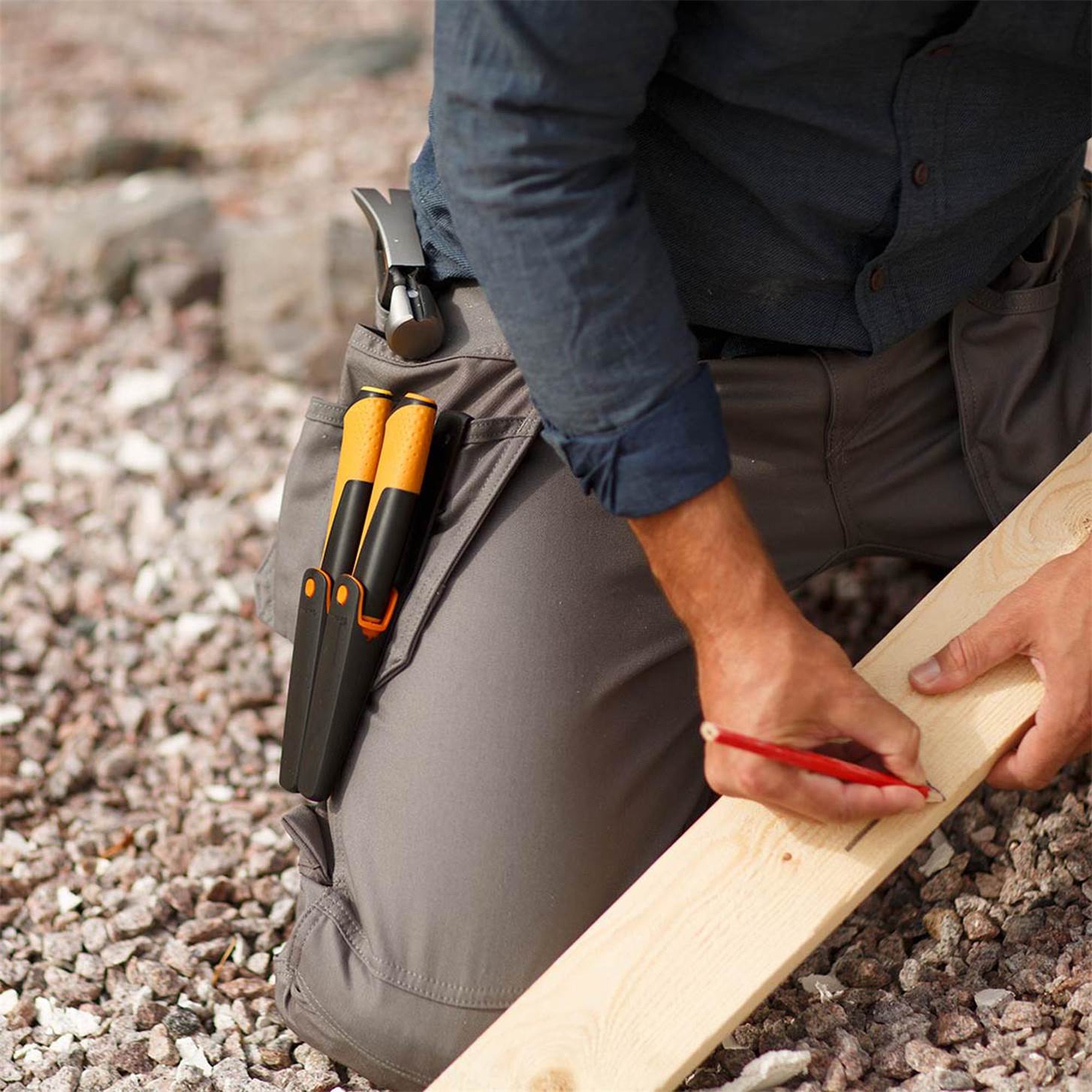 Couteau bricolage multi-usages  Fourreau avec aiguiseur intégré - surface de frappe  FISKARS - 1023618