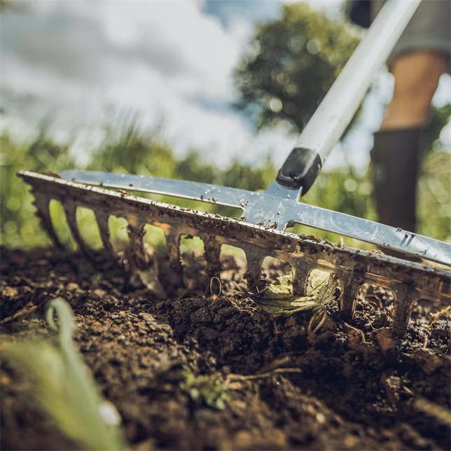 RATEAU À DENTS COURBES FISKARS XACT  13 DENTS - 1027039