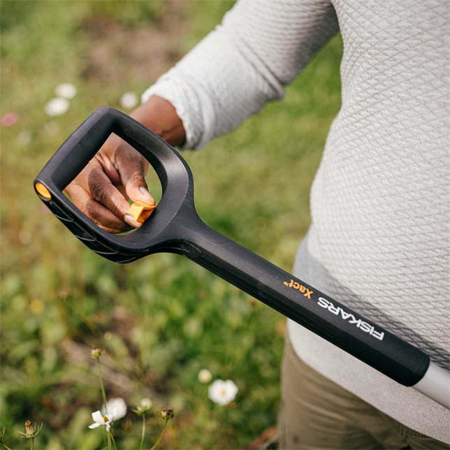 FOURCHE A BECHER TELESCOPIQUE XACT POUR SOLS DURS ET PIERREUX MANCHE EN ACIER 110 A 130 CM FISKARS - 1070717