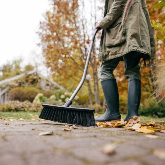 BALAI DE JARDIN ERGONOMIC MANCHE COURBE FISKARS - 1077114