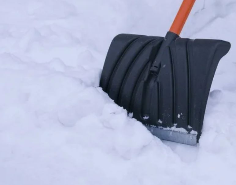 Pelle a neige pvc noir 43cm avec languette aluminium + manche bois 100cm - 17700