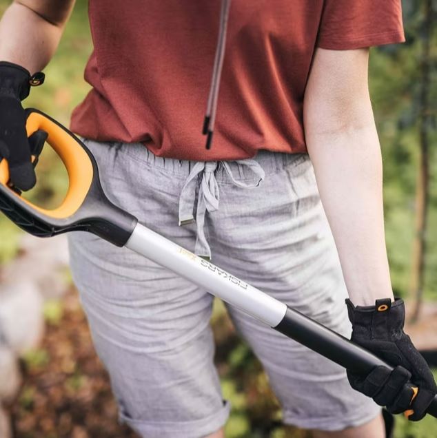 BECHE FISKARS XACTTM A BORD POINTU 1066729