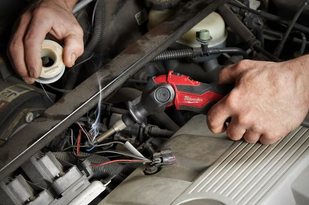 Fer à souder MILWAUKEE 12V 400°C avec batterie 2,0 Ah et chargeur en coffret M12 SI-201C - 4933459761