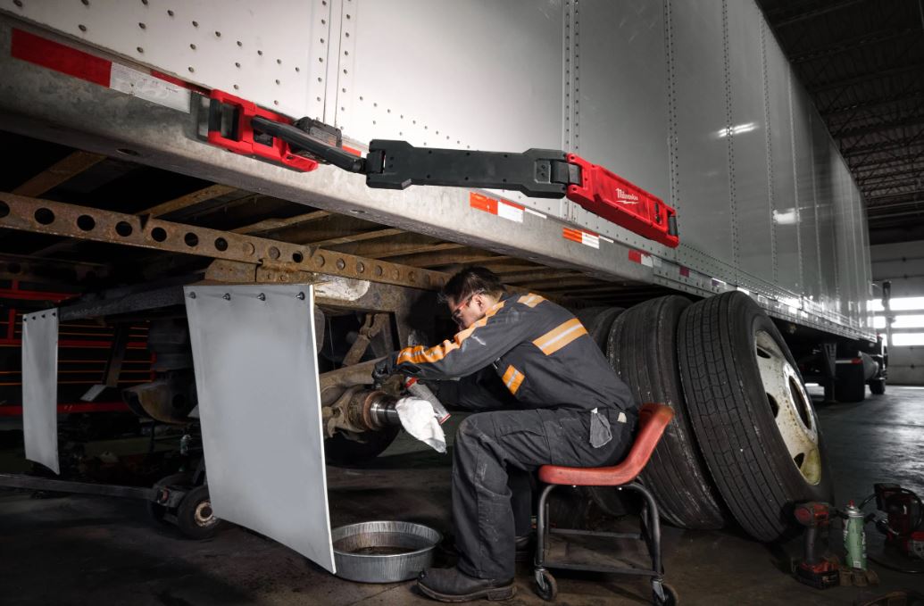 Éclairage 2500 lumens pour la maintenance de véhicules MILWAUKEE M18 ABL-0 4933498147