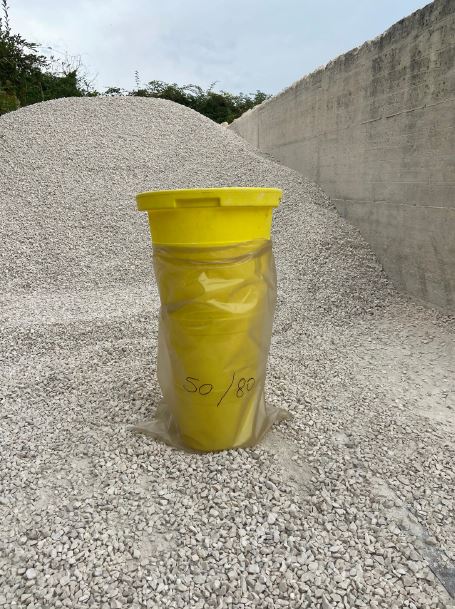 TRÉMIE DE REMPLISSAGE POUR GRAVIERS, SACS 50x80 CM