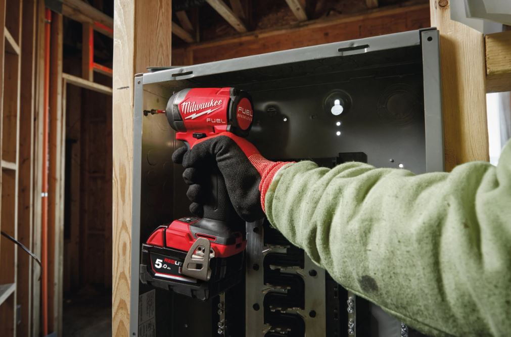 VISSEUSE À CHOCS MILWAUKEE Hex ¼ 226 NM FID3 M18 FUEL avec batterie et chargeur rapide 4933479865