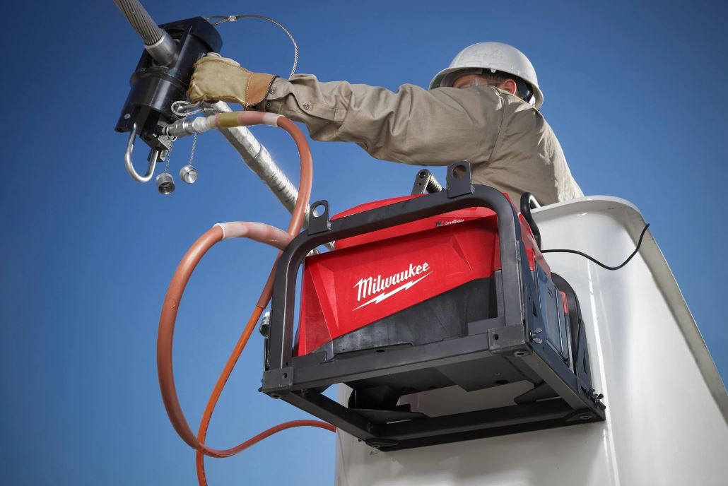 Pompe hydraulique 700Bar MILWAUKEE avec batterie 12Ah 4933471813