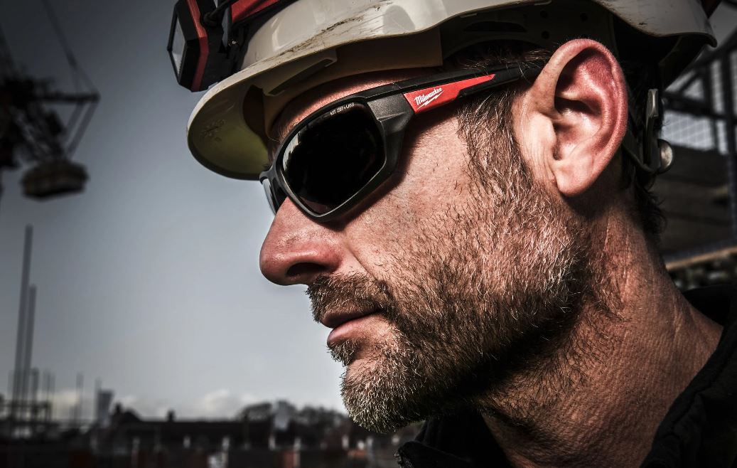 Lunettes de soleil de sécurité MILWAUKEE performance verre teinté noir 4932471884