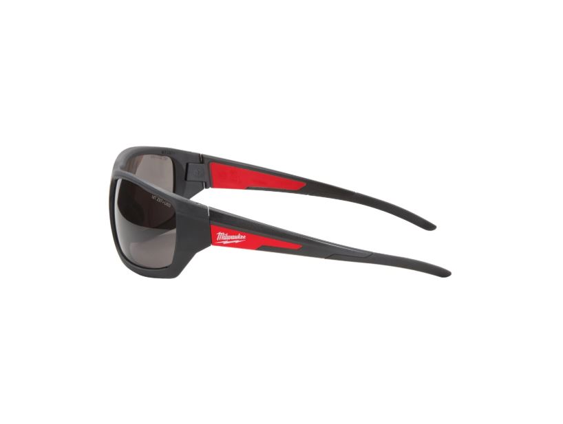 Lunettes de soleil de sécurité MILWAUKEE performance verre teinté noir 4932471884