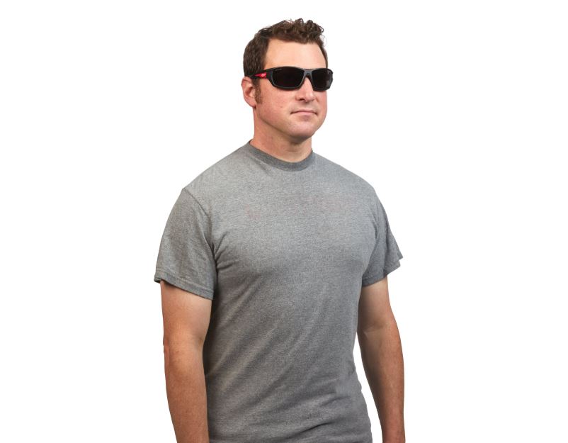 Lunettes de soleil de sécurité MILWAUKEE performance verre teinté noir 4932471884