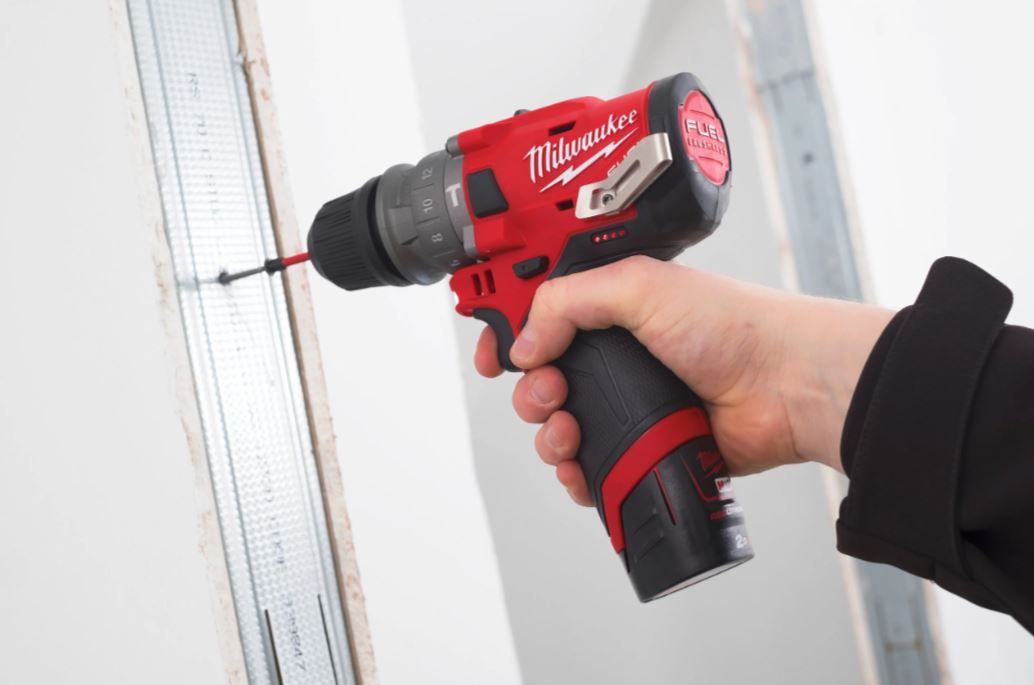 Perceuse à percussion 6 en 1 M12 FUEL MILWAUKEE avec mandrins amovibles 4933464138