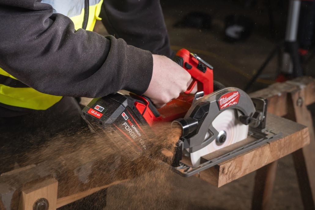 SCIE CIRCULAIRE BOIS MILWAUKEE 18V FUEL M18 FCS66GR3-121C 4933493492