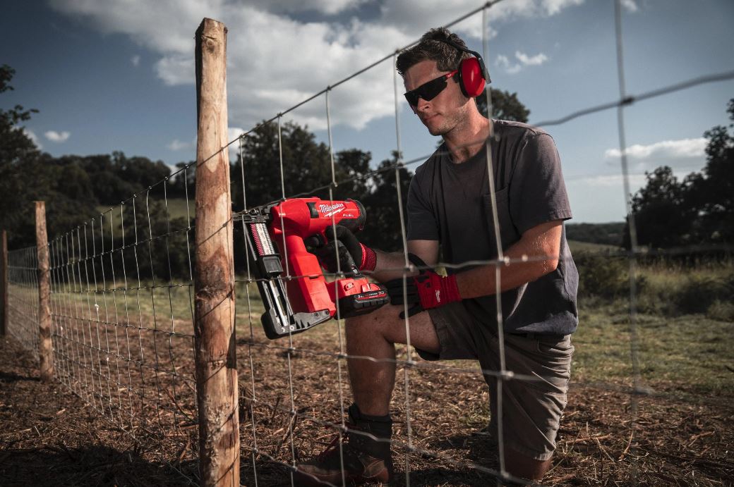 Agrafeuse pour clôture crampilloneuse MILWAUKEE M18 FUEL sans batterie 4933479834