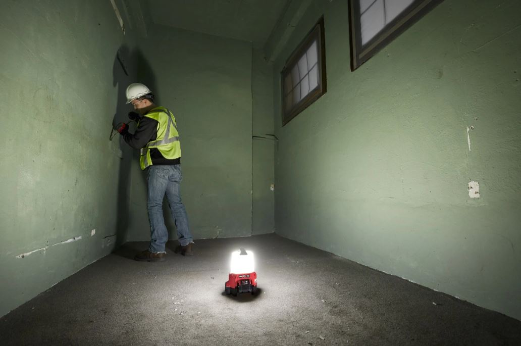 Eclairage LED MILWAUKEE 2200 lumens M18 TAL-0 4933464134