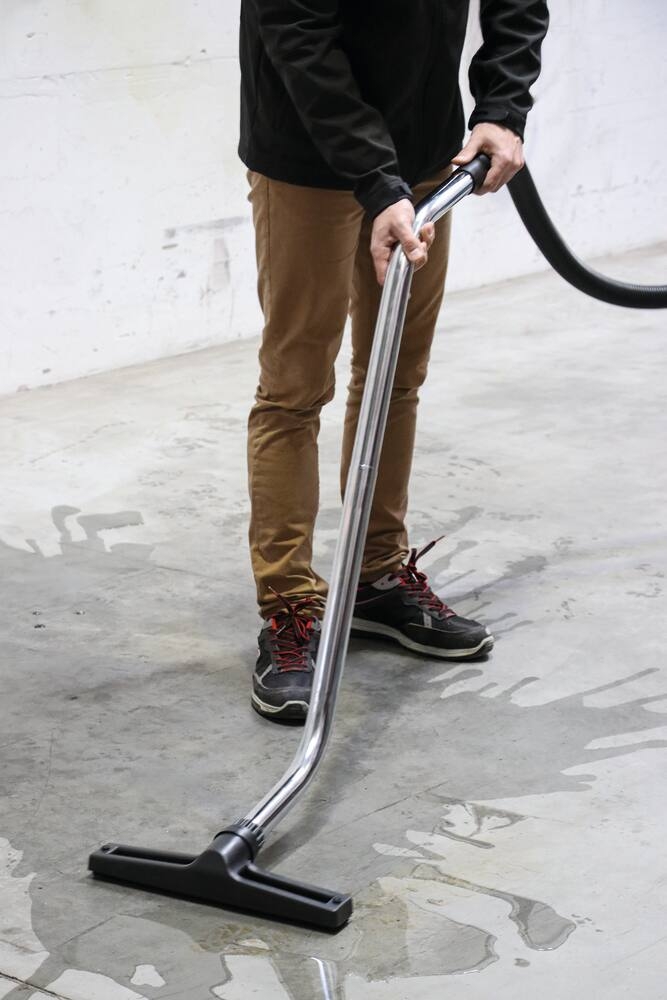 Aspirateur eau et poussière 60L 230V 2400W cuve inox basculante 2 moteurs SCHNEIDER - 50007