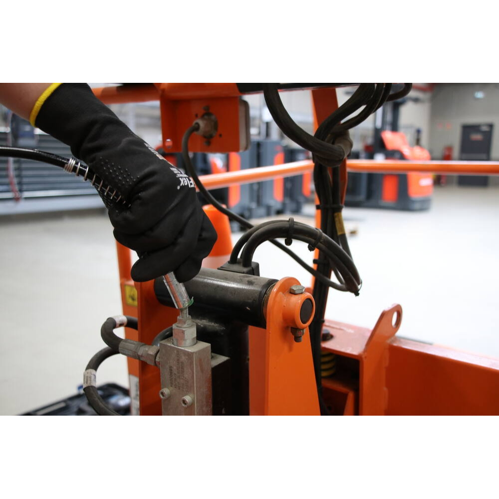 POMPE A GRAISSE 20V 690 BARS AVEC 1 BAT 2AH + 1 BAT 4AH + CHARGEUR - SCHNEIDER ELECTRO - 50460