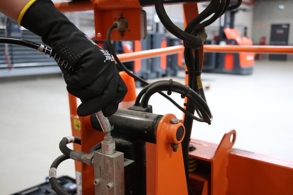 Pompe à graisse SCHNEIDER 20V 690 bar - 1 batterie Li-ion 2Ah - 1 chargeur 3A - coffret - 50450