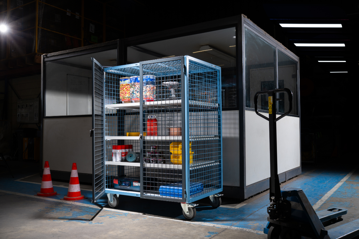 Servante grillagée 4 côtés, verrouillable, avec 3 étagères, plateau bois, 1200x800 mm, 500 kg - FIMM - 880725236