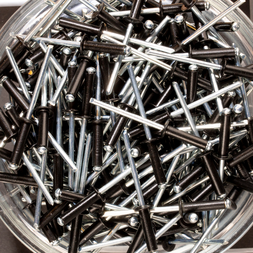 250 rivets standards à aluminium/acier à tête plate à RAL9005 à Ø4x16mm - SCELL-IT - ABD4016