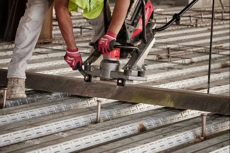 Règle vibrante, sans batterie sans batterie ni chargeur MILWAUKEE - 4933479771