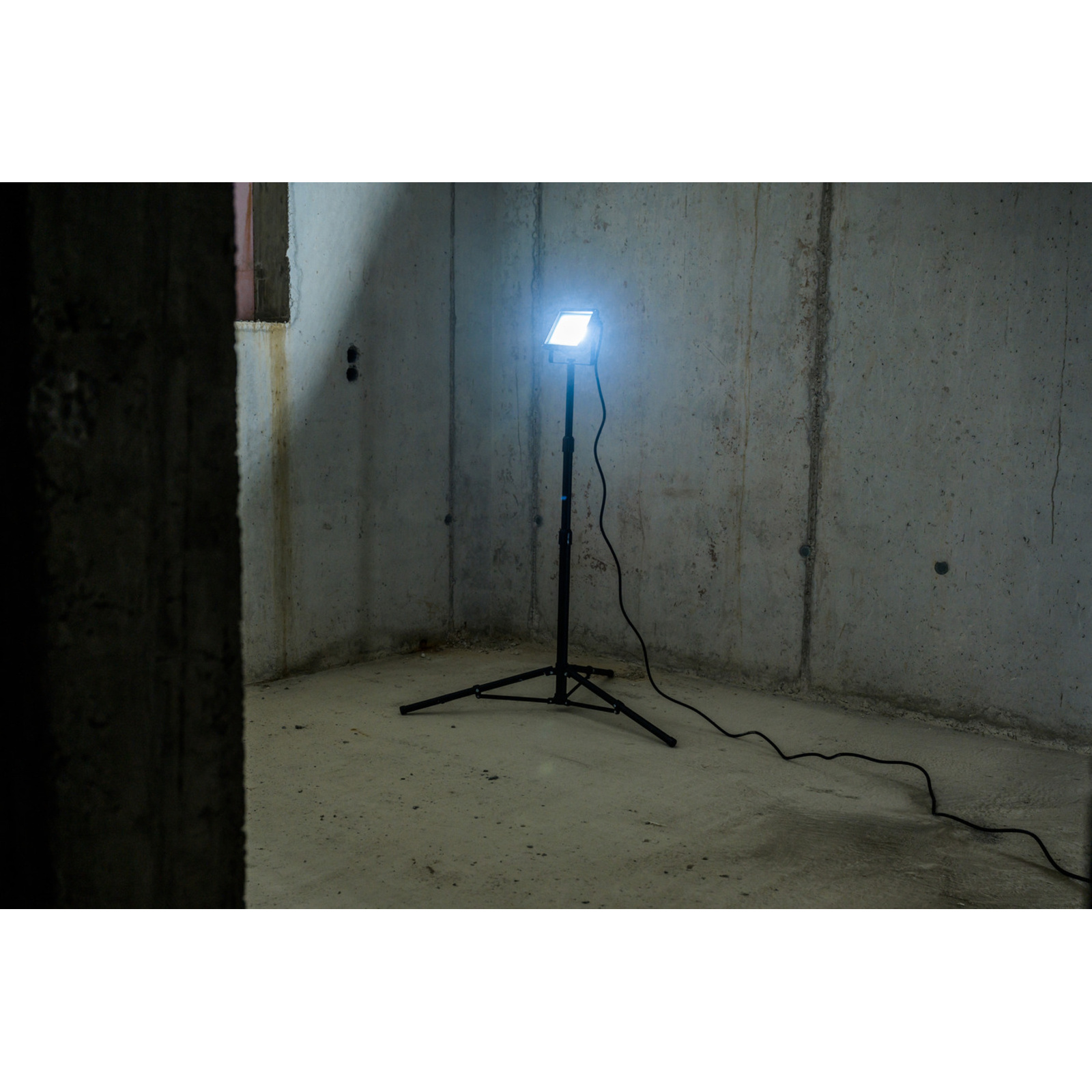 Projecteur LED JARO 7060 T avec trépied 5800lm 50W 5m H07RN-F3G1,0 IP65 BRENNENSTUHL - 1171250544