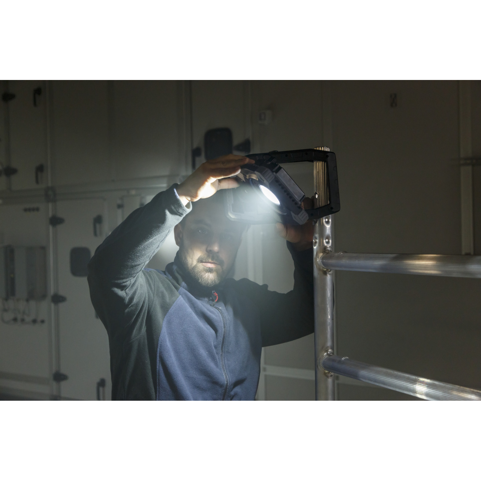 Projecteur de chantier LED à pince CL 5050 MBAH Professional hybride 50W 6800 BRENNENSTUHL - 1173070030