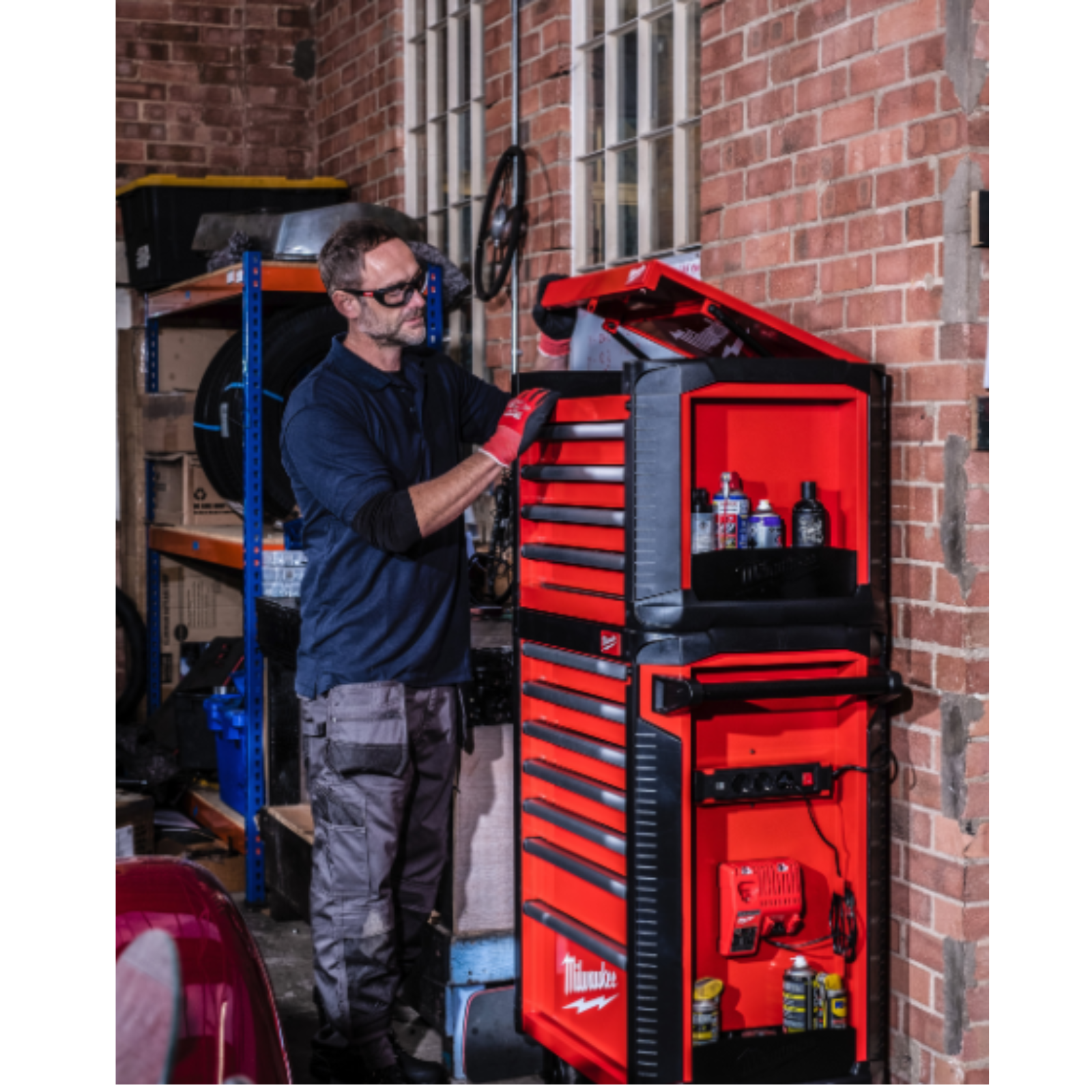 SERVANTE MAXI RANGEMENT MILWAUKEE AVEC OUTILS 11 TIROIRS + BOULONNEUSE 
