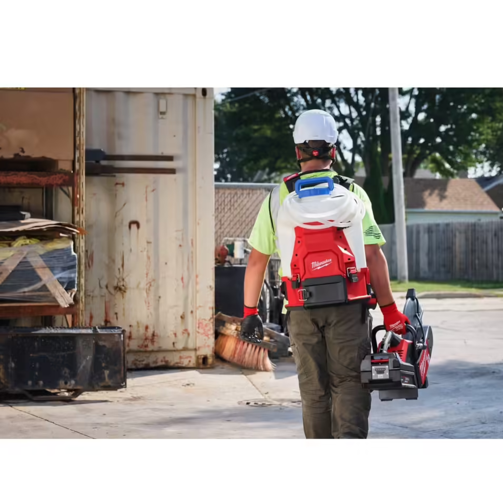 Découpeuse MILWAUKEE FUEL Ø230 mm avec 2 batteries FORGE et pulvérisateur