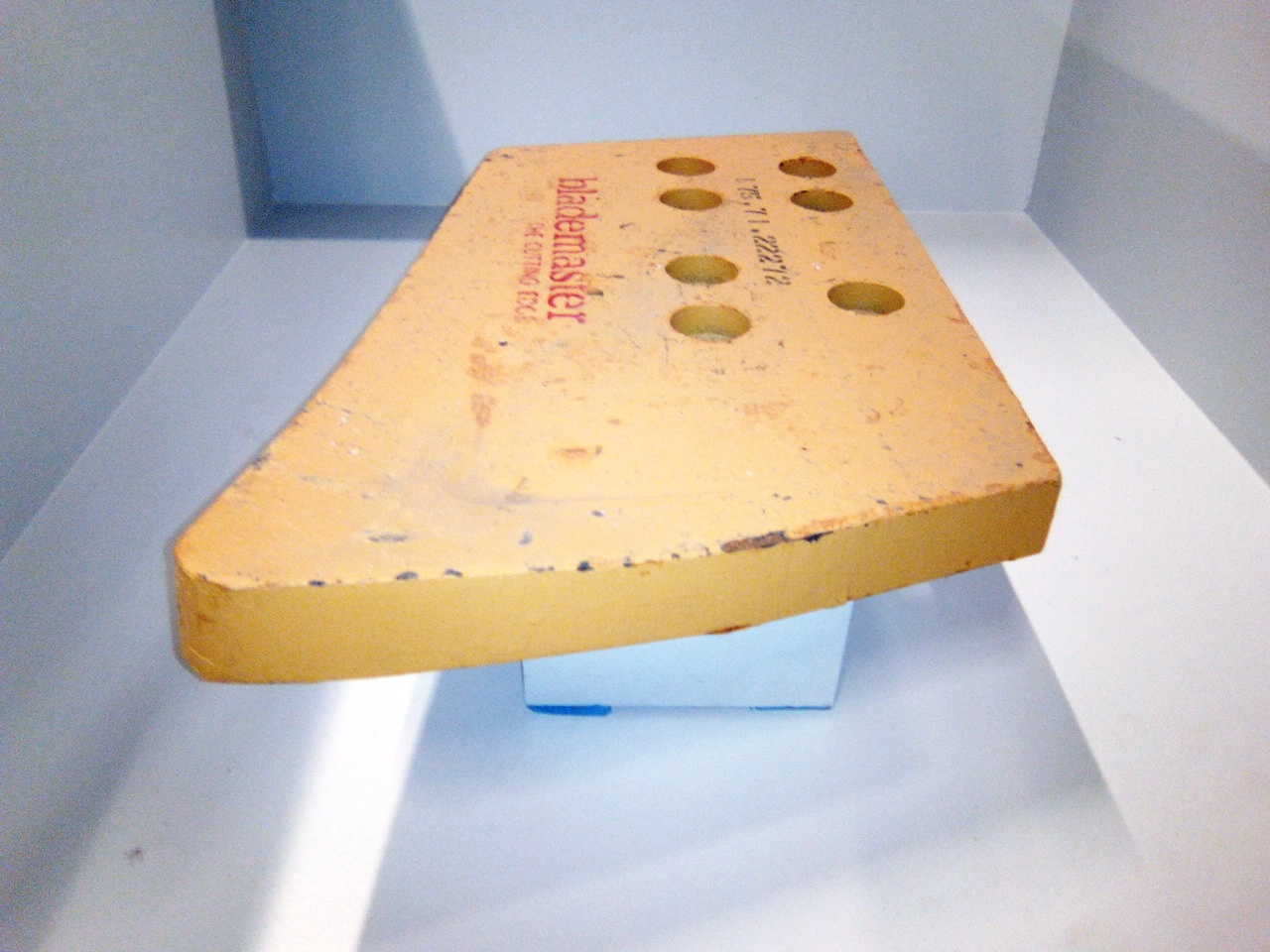 Contre lame de godet coin gauche reversible 7 trous en 7/8