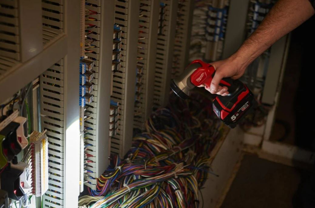 Lampe torche LED 120 lumens MILWAUKEE M18 TLED-0 sans batterie ni chargeur -4932430361