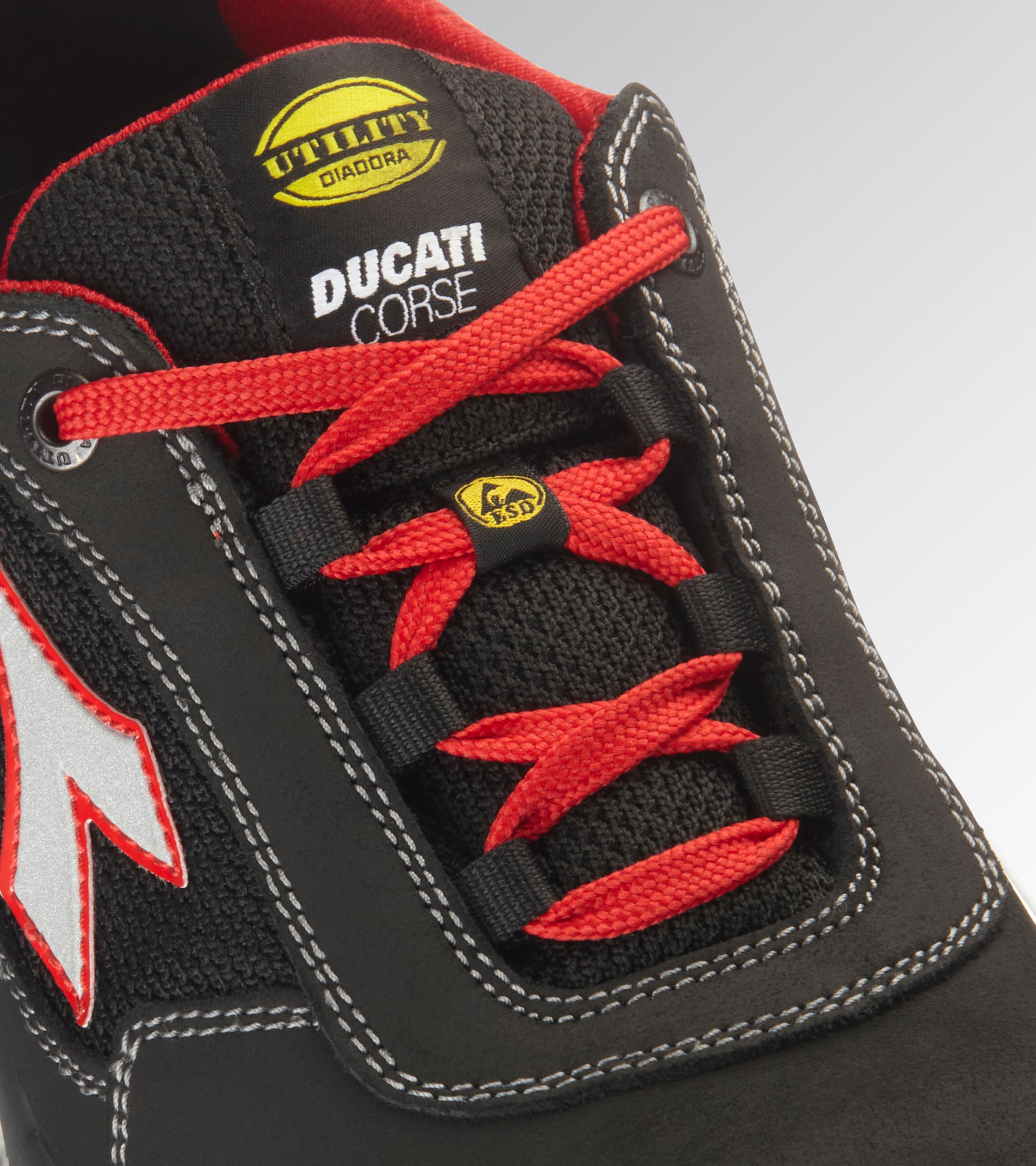 Chaussures de sécurité basses rouges/noires SHARK ENGINE LOW S1PS FO SR ESD - Diadora - 181228C1462