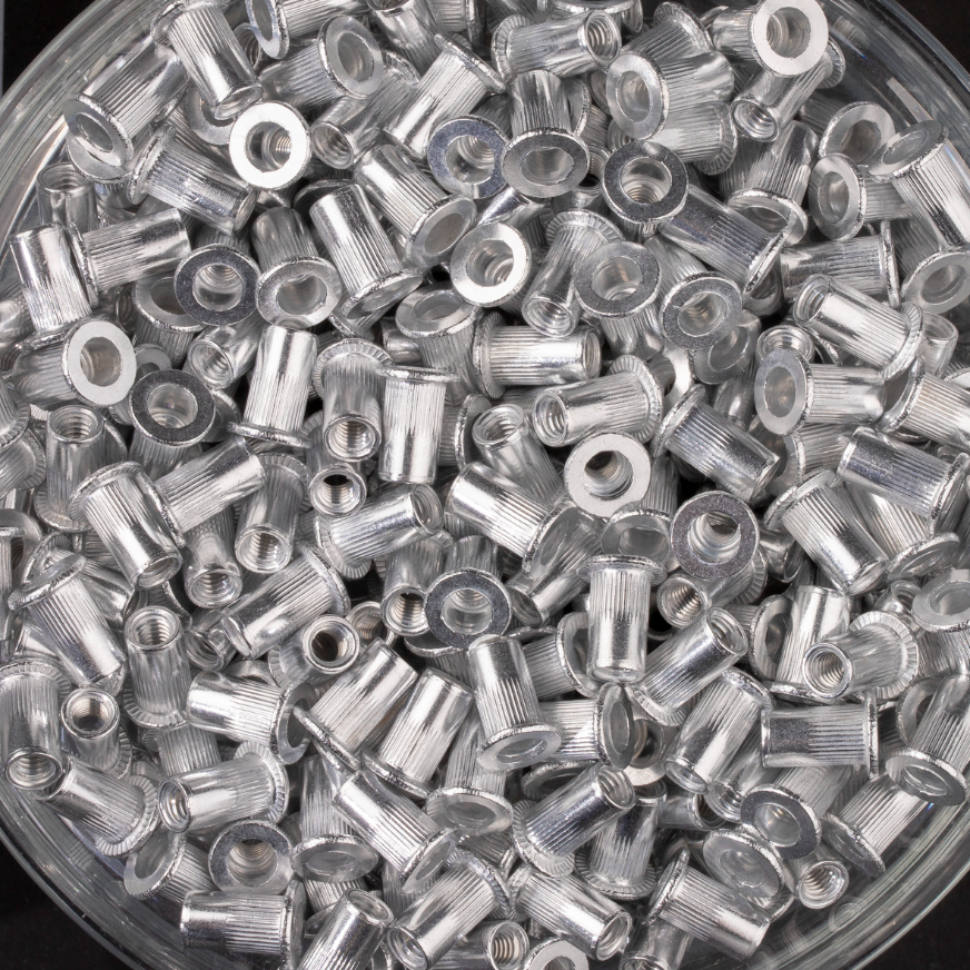 500 écrous crantés à aluminium à tête plate à M4x11mm - SCELL-IT - EAD0430
