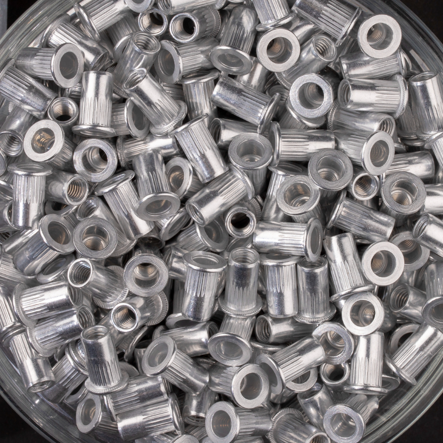 500 écrous crantés à aluminium à tête plate à M5x13mm - SCELL-IT - EAD0530