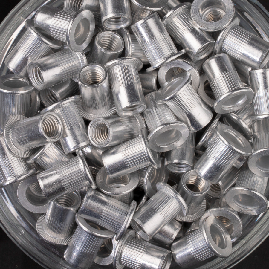 100 écrous crantés à aluminium à tête plate à M8x17,5mm - SCELL-IT - EAD0830