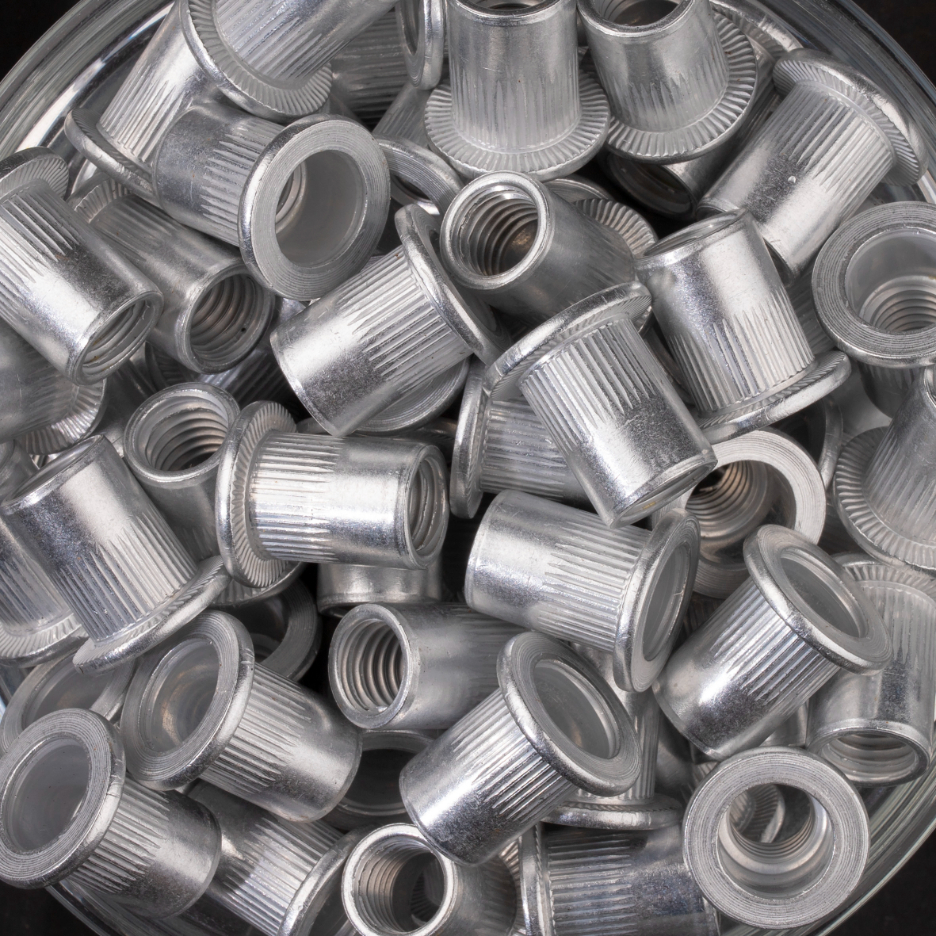 100 écrous crantés à aluminium à tête plate à M10x19mm - SCELL-IT - EAD1030