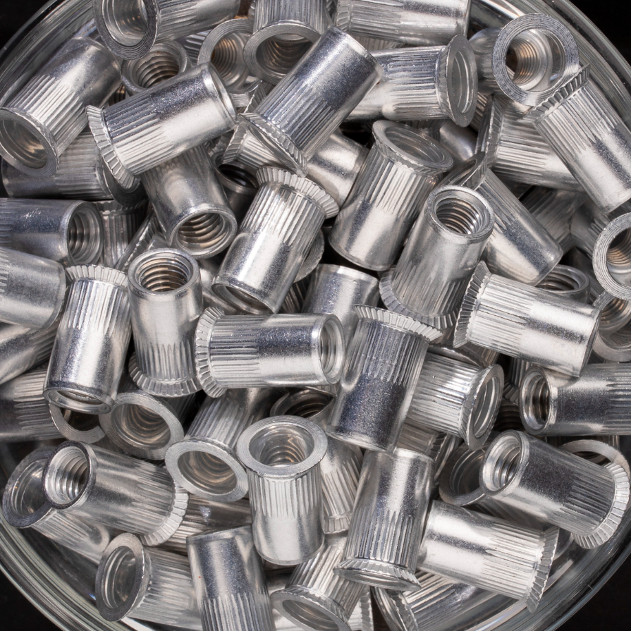 100 écrous crantés à aluminium à tête fraisée 90° à M8x19mm - SCELL-IT - EAK0845