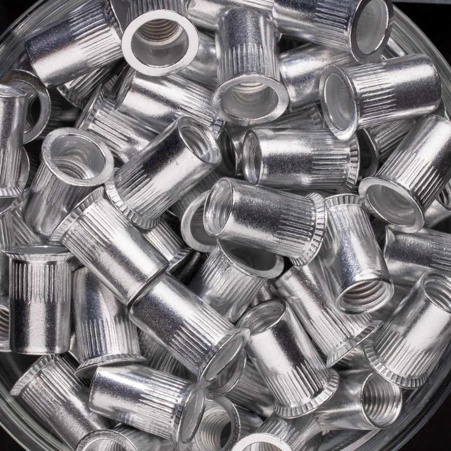 100 écrous crantés à aluminium à tête fraisée 90° à M10x21mm - SCELL-IT - EAK1045