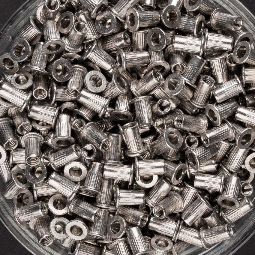 200 écrous crantés à inox A2 à tête plate à M4x11mm - SCELL-IT - END0430