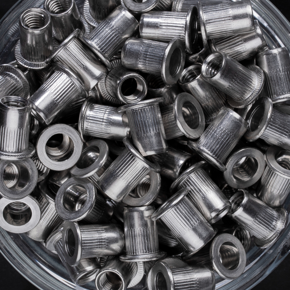 100 écrous crantés à inox A2 à tête plate à M8x17,5mm - SCELL-IT - END0830