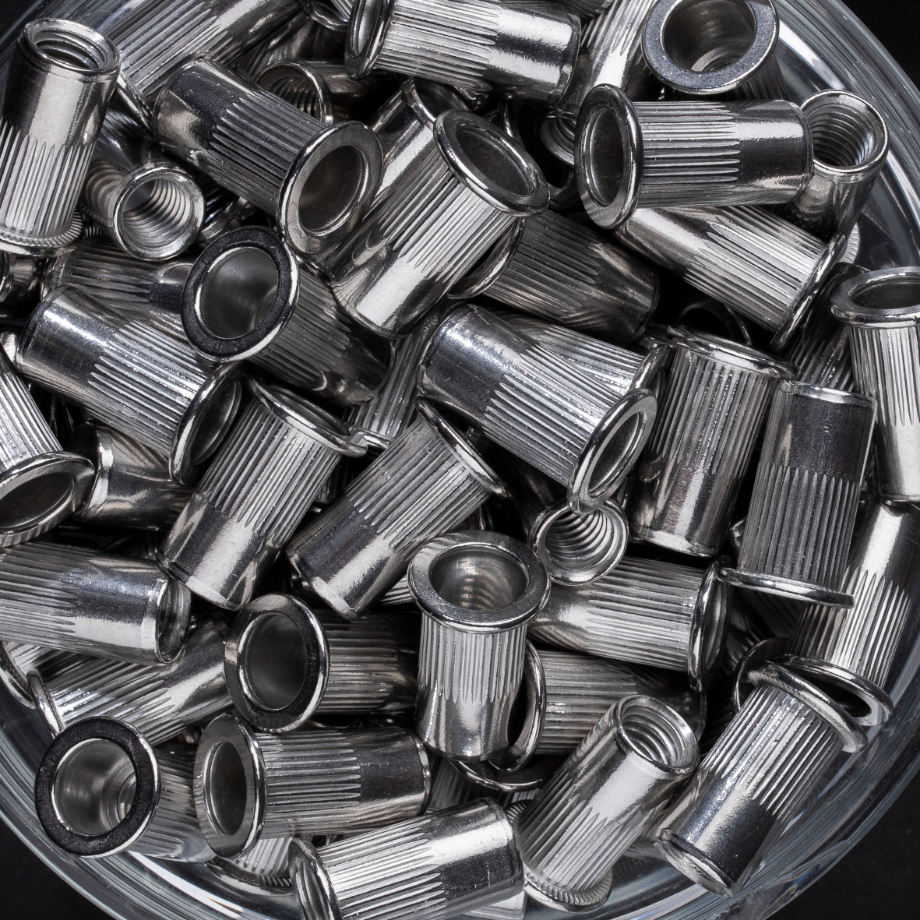 100 écrous crantés à inox A2 à tête plate à M8x20mm - SCELL-IT - END0855