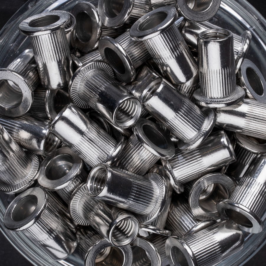 100 écrous crantés à inox A2 à tête plate à M10x24mm - SCELL-IT - END1060