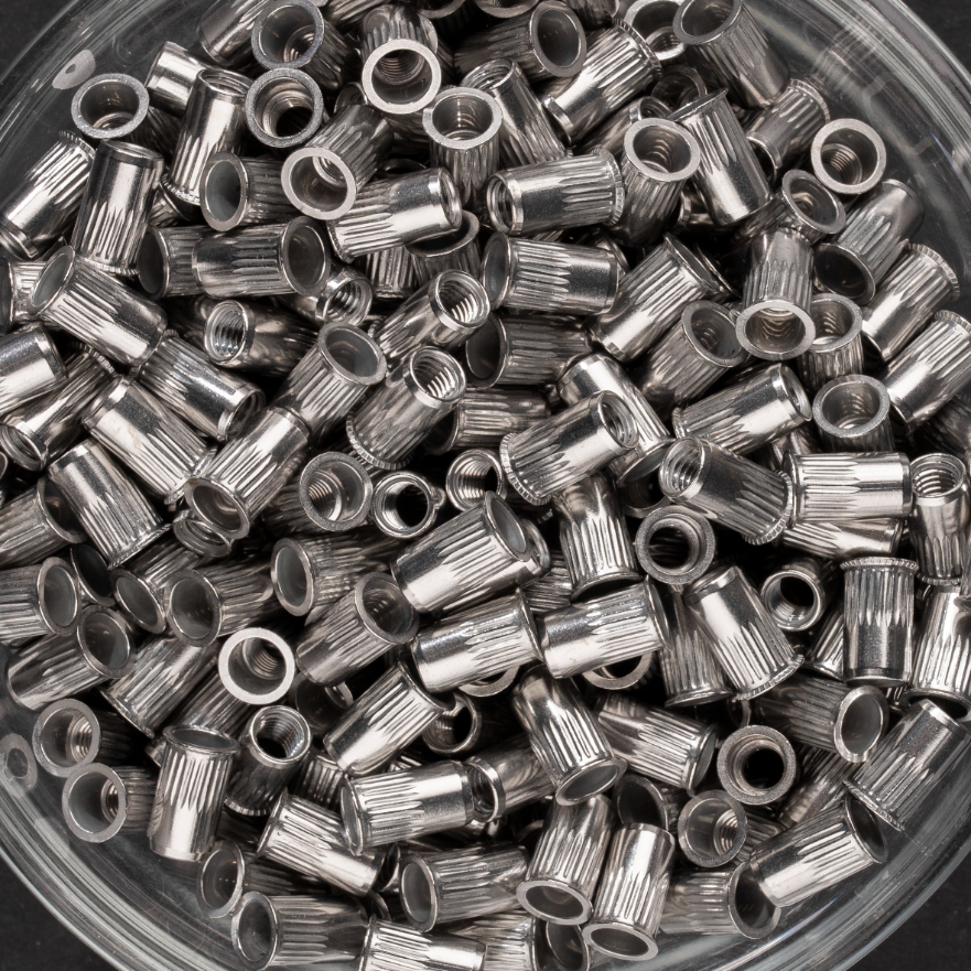 200 écrous crantés à inox A2 à tête réduite 90° à M4x10mm - SCELL-IT - ENR0430