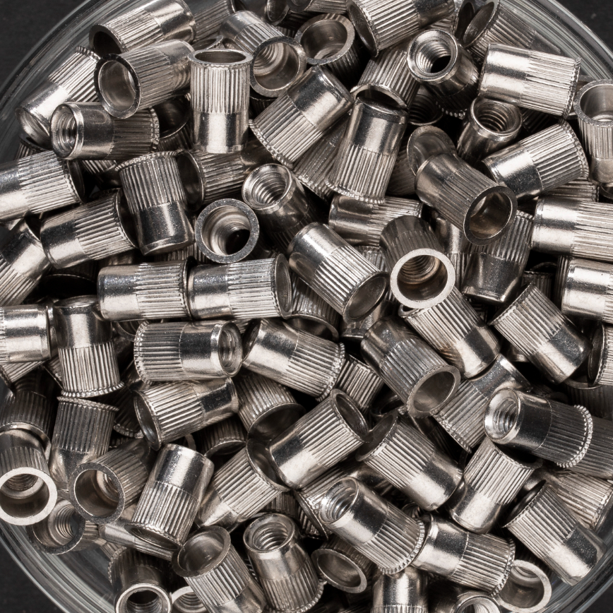 100 écrous crantés à inox A2 à tête réduite 90° à M6x14mm - SCELL-IT - ENR0630
