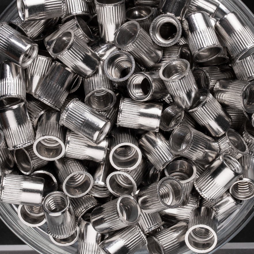 100 écrous crantés à inox A2 à tête réduite 90° à M8x15,5mm - SCELL-IT - ENR0830