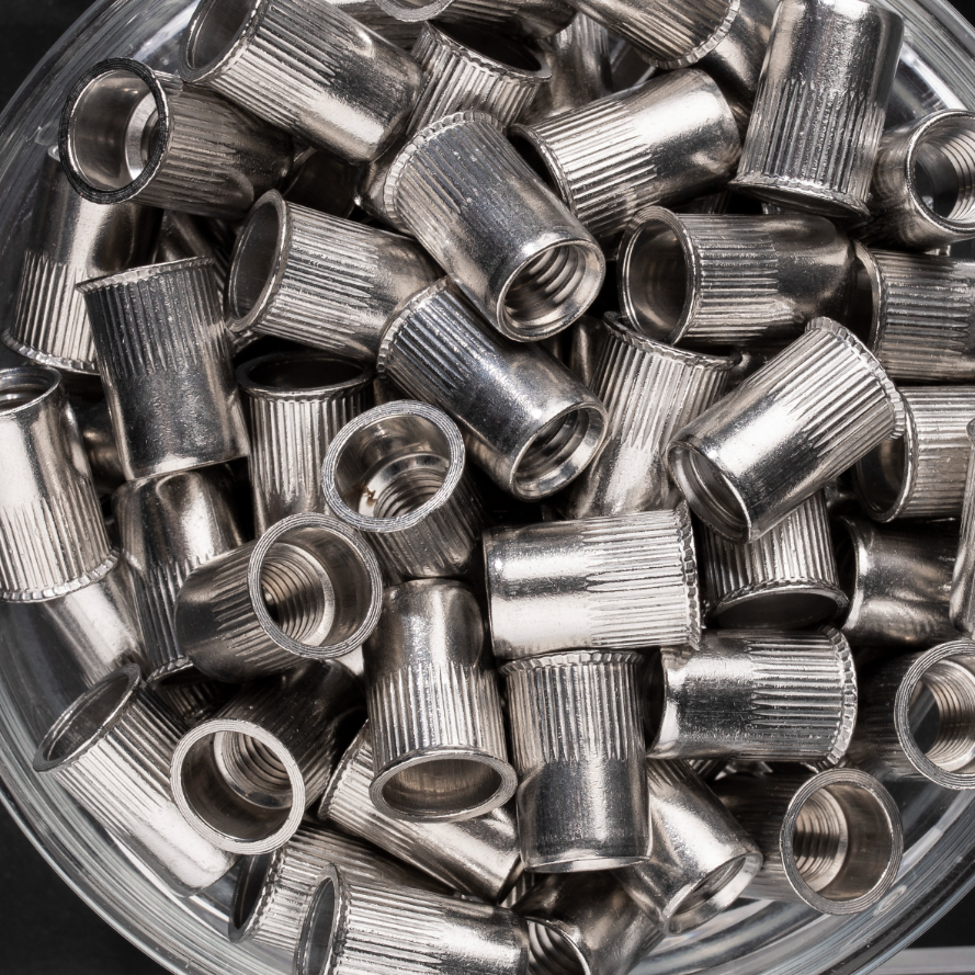 100 écrous crantés à inox A2 à tête réduite 90° à M10x19,5mm - SCELL-IT - ENR1035