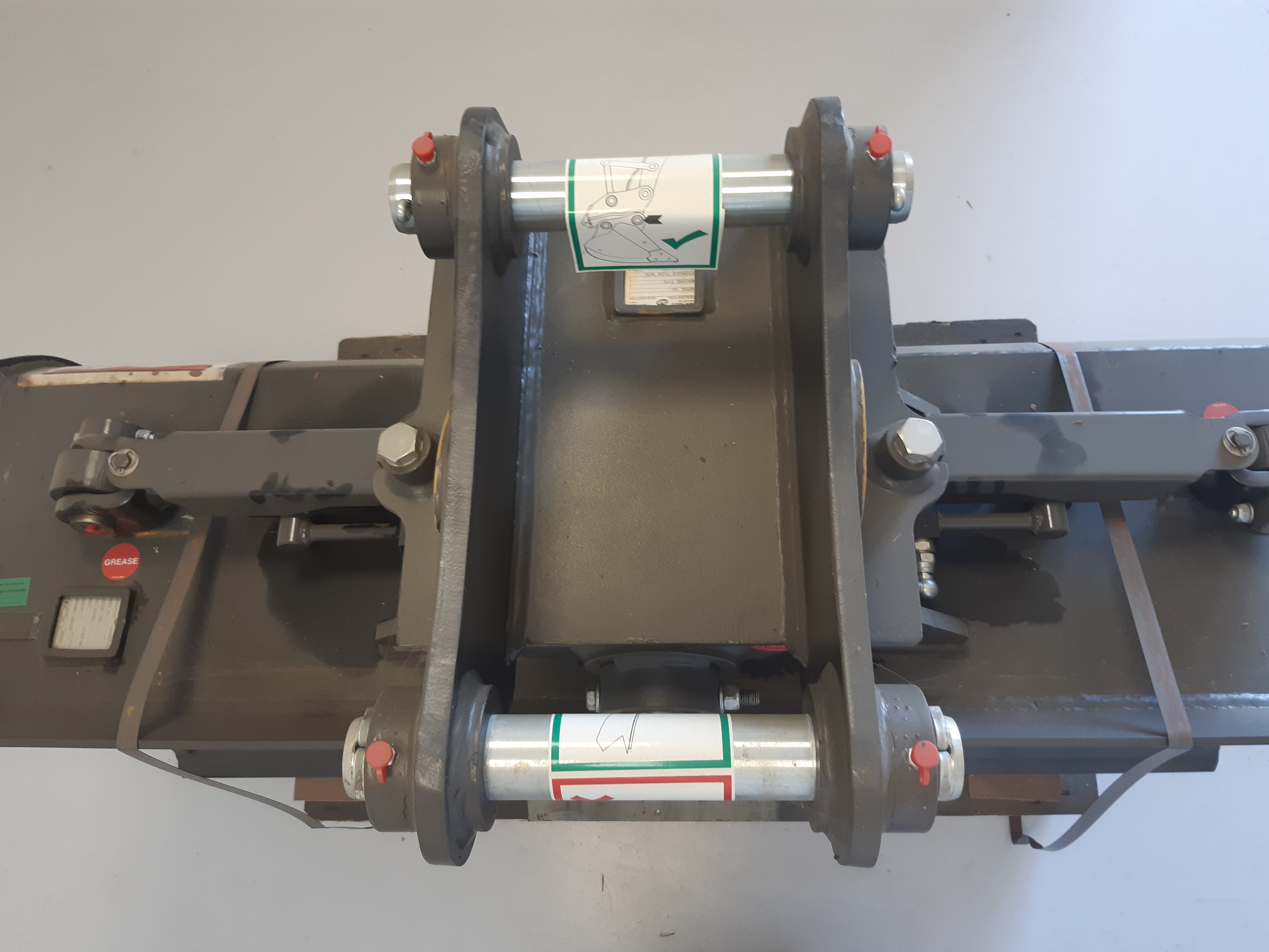 Godet de curage inclinable 1500mm + contrelame boulonnée 2 verins Geith reprise JCB pour JCB Hydradig - AT11R1500 JCB